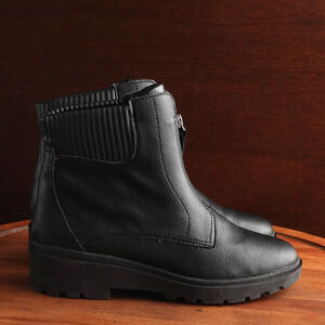 Clarks Boots Womens SZ 8M Black Calla Zip Ankle Leather Moto Lightweight Casual